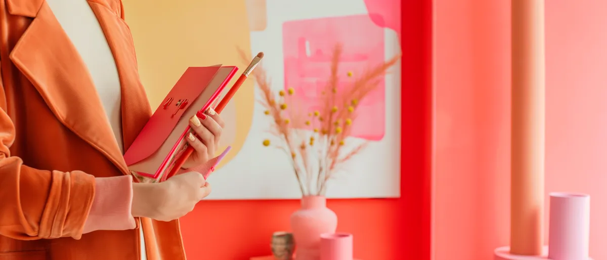 Scrivania creativa con manoscritti